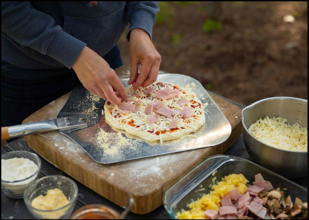 camping pizza making